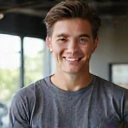 Porträt eines lächelnden jungen Mannes namens David L.